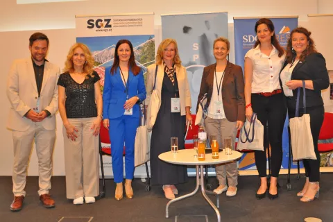 Od leve: Roman Roblek, sekretar Slovenske gospodarske zveze, Mateja Milost, vodja sekcije podjetnic pri SDGZ Trst,  Anita Vajda, direktorica Hotela Lipa Monošter, Maja Vrtovec, lastnica nepremičninske agencije v Trstu, Sonja Hribar – Marko, fizioterapevtka, podjetnica Ana Bakulič in strokovna sodelavka SGZ mmag. Katarina Wakounig Pajnič so sodelovali v pogovoru o uspešnih slovenskih podjetnicah. / Foto: Sgz Celovec