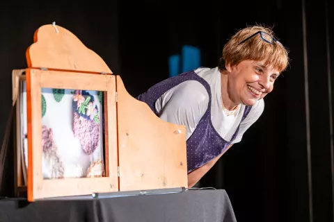 Vseslovensko srečanje kamišibaj gledališče PodljubeljNa fotografiji Jelena Sitar slovenska lutkarica, režiserka, dramaturginja, gledališka pedagoginja in publicistka in predsednica Kamišibaj Slovenijapredstava Optična prevara / Foto: Nik Bertoncelj