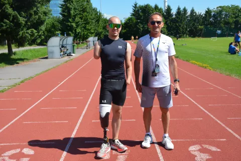 Paraatlet Kristijan Tramte s trenerjem Romanom Kejžarjem / Foto: Maja Bertoncelj