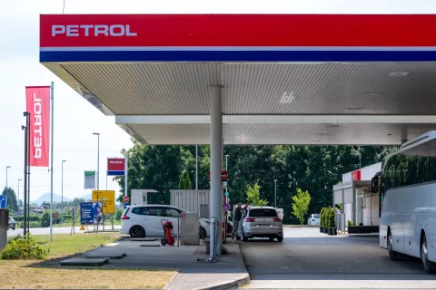 Zaradi nedavne zaostritve regulacije cen goriv v družbi Petrol uvajajo začasne ukrepe optimizacije poslovanja. / Foto: Primož Pičulin