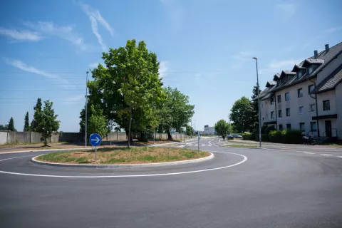 Dela na terenu so zaključili – položen je tudi že asfalt, postavili so vertikalno in horizontalno signalizacijo, klopce, koše za smeti ... / Foto: Primož Pičulin