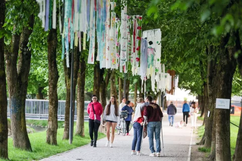 slovesnost ob občinski praznik občina Mengeš 2025 na fotografiji skupna zgodba vseh generacij unikatni in ročno izdelani lampijoni Staretov drevored / Foto: Tina Dokl