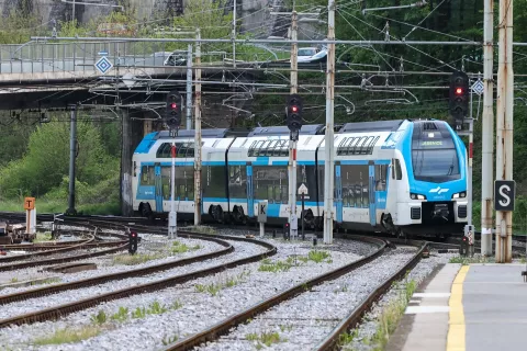 vlak železniška postaja železnica tir proga tiri / Foto: Tina Dokl