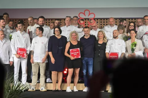 Kljub temu da letos ljubljanski Strelec in Igor Jagodic nista bila na seznamu prejemnikov Michelinovih zvezdic, slovenska kulinarična srenja gorenjskega kuharkseg mojstra, ki je na fotografiji poleg Ane Roš izjemno ceni. / Foto: Alenka Brun