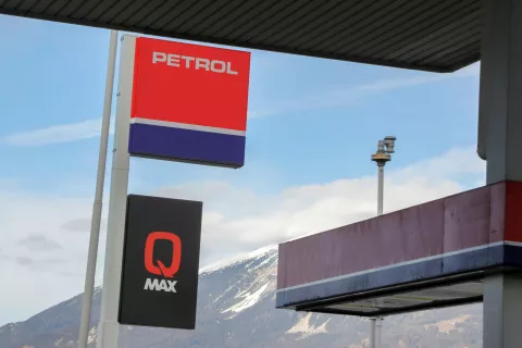 bencinska črpalka bencinske ročke za tankanje Petrol / Foto: Tina Dokl