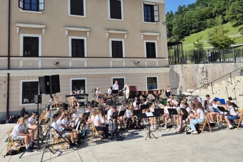 Na odprtju sta zaigrala združena pihalna orkestra iz matične Glasbene šole Škofja Loka in Glasbene šole Železniki. / Foto: Klara Mrak