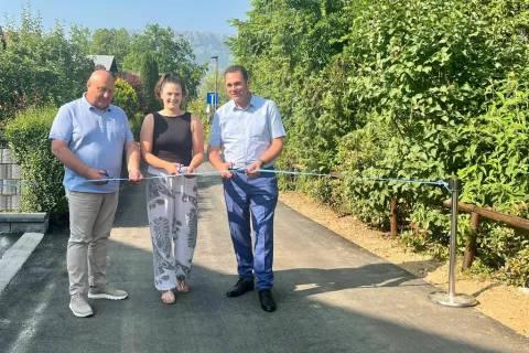 Trak ob uradnem odprtju so prerezali direktor podjetja Euro grad Mirsad Letić, predstavnica ulice Urša Dolar in župan Anton Mežan. / Foto: arhiv Občine Bled