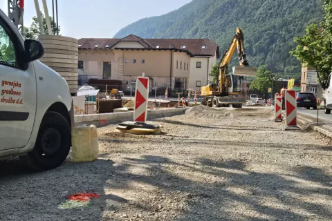 Gradnja nove soseske dobro napreduje, v kratkem bodo odprli tudi glavno cesto, ki je bila zaradi gradnje komunalne infrastrukture nekaj mesecev polovično zaprta. / Foto: arhiv Občine Jesenice