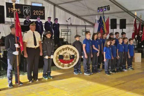 Predstavniki mlade generacije PGD Lahovče po prevzemu prapora gasilske mladine (na levi) / Foto: Ana Jagodic Dolžan