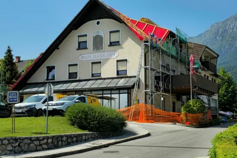 Na stavbi, v katerih je tudi poslovalnica Pošte Slovenije, trenutno potekajo dela. / Foto: Alenka Brun