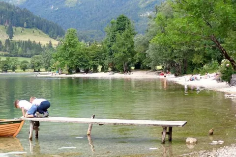 Iz Triglavskega narodnega parka bi izločili tudi Bohinjsko jezero z obalo. / Foto: 