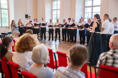 Koncert Večer ljudskih pesmi graščina RadovljicaNastopata skupaj Vokalna skupina Indomabile in Moški pevski zbor Triglav Lesce Bleddirigentka Mateja Praprotnik Dolar / Foto: Nik Bertoncelj