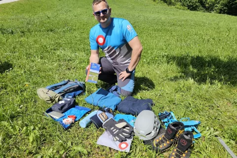 Opremo prilagodimo glede na zahtevnost in dolžino planinske poti in nadmorsko višino, je poudaril generalni sekretar PZS Damjan Omerzu in dodal, da naj bo v nahrbtniku tudi zemljevid, saj lahko pametni telefon odpove. (foto Manca Ogrin) / Foto: Manca Ogrin
