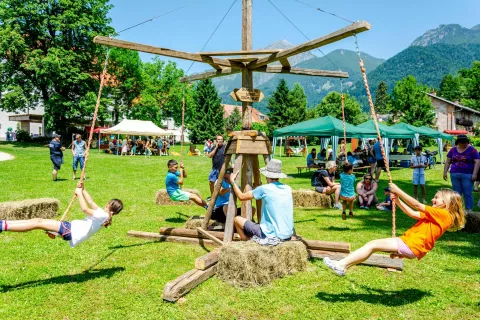 Otroški smeh na vrtiljaku: čarobni trenutki razigranosti in veselja na grajskem vrtu. / Foto: Zavod Za Turizem Preddvor