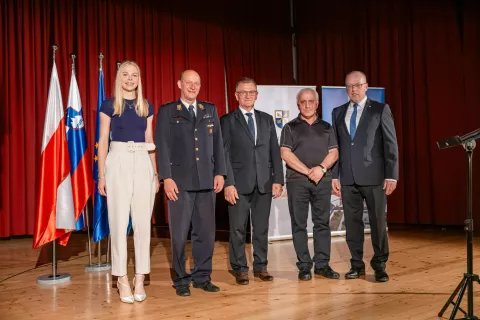 Občinski nagrajenci (od leve) Taja Bodlaj, v imenu PGD Podbrezje predsednik Boštjan Aljančič, župan Občine Nakło nad Notecią Sławomir Napierała in Janez Zupanc z županom Ivanom Megličem / Foto: Nik Bertoncelj
