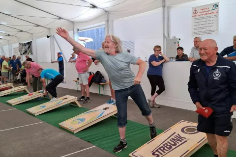 Tekmovalci morajo z osmih metrov z vrečko zadeti luknjo na deski. / Foto: Jože Košnjek