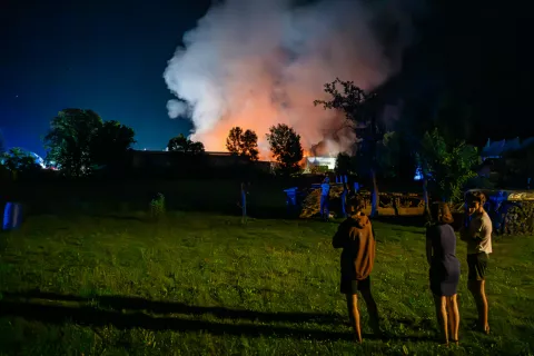 Obširen požar, ki je v prostorih proizvajalca plovil SVP Avio v industrijski coni Zapuže izbruhnil v sredo pozno zvečer, ni neposredno vplival na okolje. / Foto: Nik Bertoncelj
