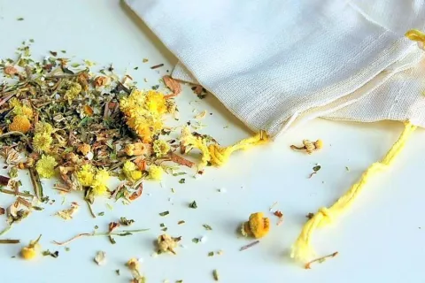 Izbrana zelišča stresemo v bombažno vrečko, ki jo pritrdimo pod vodni curek. / Foto: 