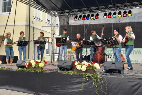 Tamburaši iz Šentjanža v Rožu (na fotografiji) vabijo jutri popoldne v Šentjanž na tamburaški festival. / Foto: Jože Košnjek