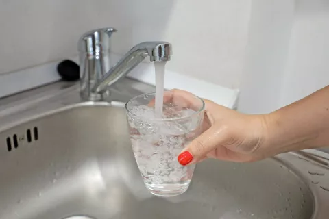 Z vodo je mogoče varčevati tudi tako, da vrč s pitno vodo postavimo v hladilnik, namesto da puščamo pipe odprte, da priteče hladna pitna voda. / Foto: Tina Dokl