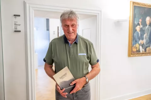 Urednik Janko Rabič na nedavni predstavitvi zbornika / Foto: Nik Bertoncelj