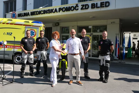 Ključe reševalnega motorja je direktorici blejskega zdravstvenega doma Lidiji Pretnar Pristov predal Aleš Suhorepec, generalni direktor BMW Slovenija. / Foto: Tina Dokl