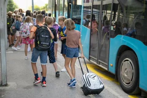 Šolske prevoze na Jesenicah bo prihodnji dve leti izvajala Arriva. / Foto: Nik Bertoncelj