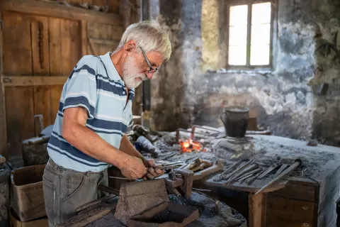 V vigenjcu Vice je Jože Eržen prikazoval star način kovanja žebljev. / Foto: Nik Bertoncelj