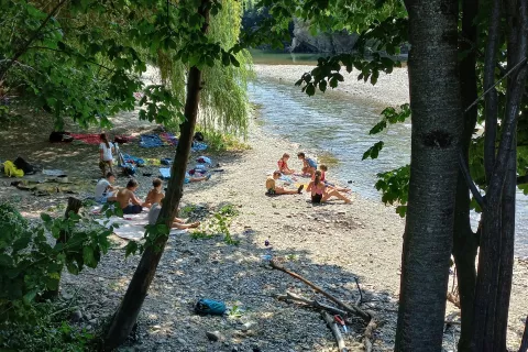 V sklopu aktivnosti, ki jih organizira Zavod Kres, so minuli teden otroci vroče dneve preživljali ob Selški Sori. / Foto: Darja Rant