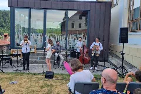 Bralnico na vrtu Sokolskega doma so odprli s koncertom Počenih škafov. / Foto: Mateja Rant