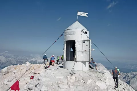 Občina Kranjska Gora si je v spomin na zgodovinski dogodek, ko je Jakob Aljaž 7. avgusta leta 1895 postavil stolp na vrhu Triglava, ta dan izbrala za svoj praznik. / Foto: Jelena Justin, arhiv Gorenjskega glasa