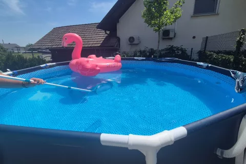 Uporabniki naj uporabljajo kakovostne filtrirne sisteme, ki omogočajo daljše vzdrževanje čiste vode brez potrebe po menjavi, bazene naj prekrijejo s ponjavo, da zmanjšajo izhlapevanje in vnos nečistoč. / Foto: Simon Šubic