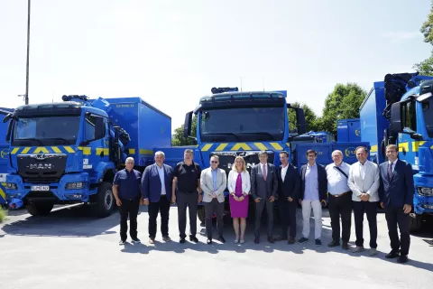 V Državnem logističnem centru Roje je potekal podpis pogodb ob predaji opreme osmim testnim občinam. / Foto: Borut Živulović/F.A. Bobo