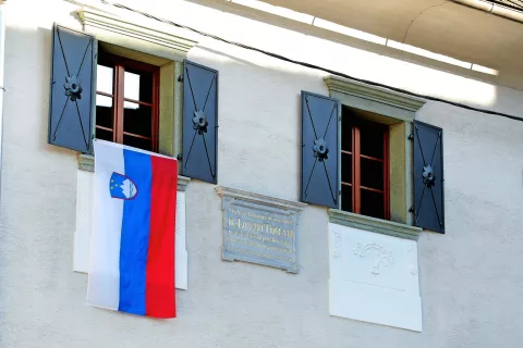 Lovro Toman je bil narodno zaveden Slovenec, ki je 7. aprila 1848 v Wolfovi ulici v Ljubljani prvič izobesil slovensko zastavo. Na ta dan obeležujemo dan slovenske zastave. / Foto: 