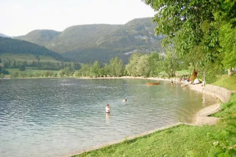 Bohinjsko jezero privablja številne dnevne goste, predvsem ob koncu tedna. / Foto: 