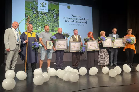 Letošnji občinski nagrajenci z županom Francijem Kranjcem / Foto: Tanja Mlinar