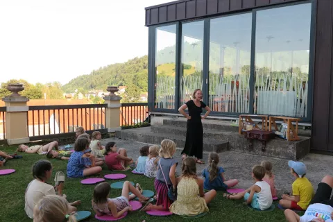 Poleti je na Sokolskem vrtu tudi čas za Bralnico. / Foto: Vilma Stanovnik