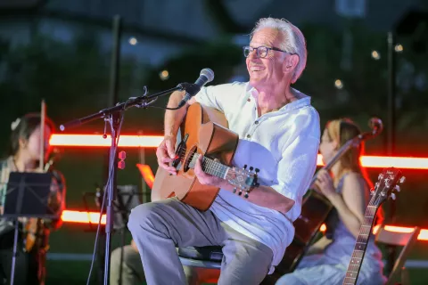 Eden od najlepših trenutkov KašArta je Prešerna noč v Vrbi, letos bo potekala 4. julija, Aleksander Mežek pa je na travnik pred Prešernovo rojstno hišo v goste povabil Gala Gjurina. / Foto: Tina Dokl, arhiv Gorenjskega glasa