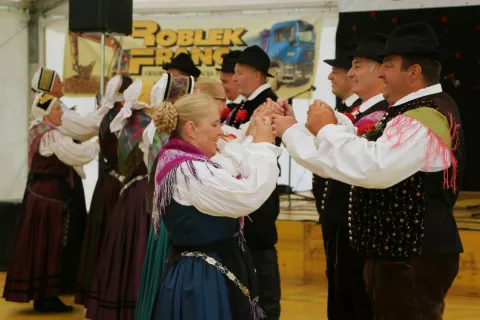 Prvi so zaplesali člani odrasle skupine Folklornega društva Preddvor. / Foto: Alenka Brun