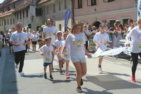 Teku Zlate pentljice se je pridružil tudi predsednik vlade Robert Golob. / Foto: Vilma Stanovnik