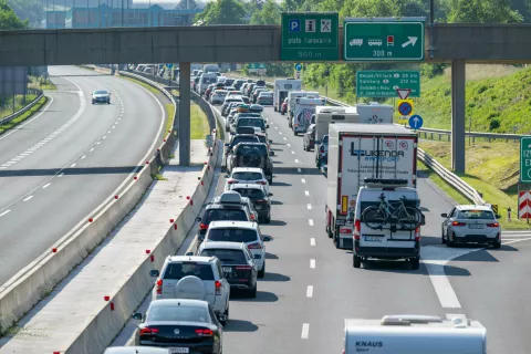 Prometni zastoj avtocesta Jesenice Karavanke Hrušica / Foto: Nik Bertoncelj