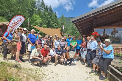 Vesela družba iz treh dežel na Ukovški planini. / Foto: Jože Košnjek