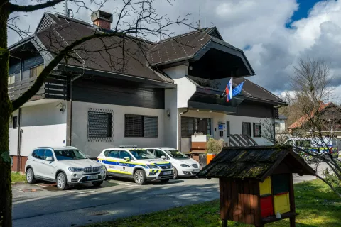 Enota Policijske postaje Bled je bila najbolj obremenjena v poletnem času, nekoliko manj pa v zimskem. / Foto: Nik Bertoncelj