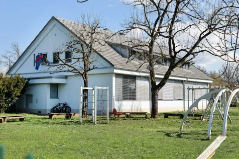 Za obnovo strehe na podružnični šoli Trboje so zagotovili sredstva. / Foto: Tina Dokl