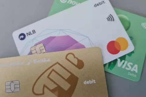 V združenju bank svetujejo dopustnikom, da nikomur ne posredujejo podatkov o kartici (PIN, številka, CVV). / Foto: Cveto Zaplotnik