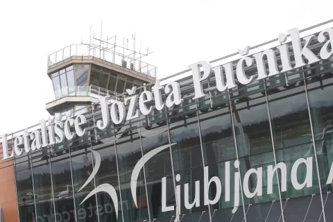 letališče Jožeta Pučnika Brnik 60 let letalo avion pristanek vzletanje potniki tujina destinacija letenje aerodrom / Foto: Gorazd Kavčič