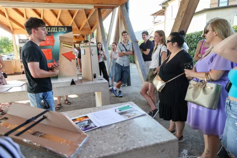 Dijaki so predstavili izdelke, ki so lahko v pomoč pri odzivanju v izrednih razmerah. / Foto: Tina Dokl