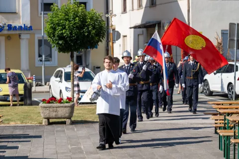 Blagoslov obnovljenega stranskega oltarja svetega Florjana in svetega Donata v farni cerkvi svetega Jurija v Šenčurju ter na prevzem in blagoslov novega prapora ob 70. obletnici Gasilske zveze Kokra. / Foto: Primož Pičulin