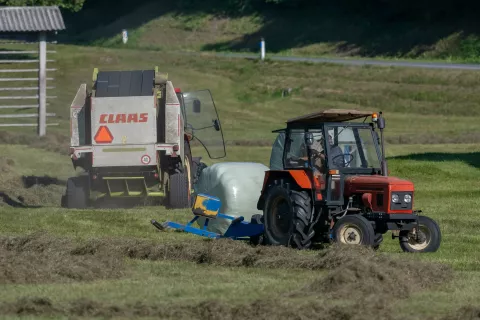 Simbolična fotografija baliranje na podeželju / Foto: Nik Bertoncelj