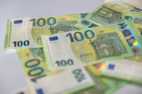 Simbolična fotografija ekonomija, finance, evro, denar. / Foto: Nik Bertoncelj